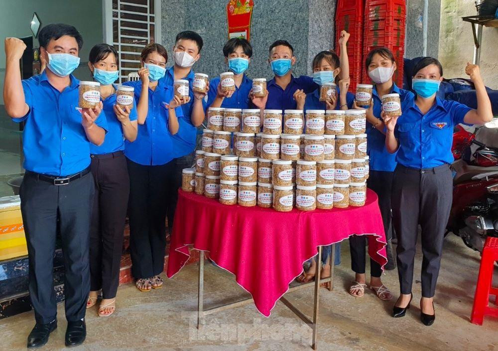 Anh Trần Quốc Duy, Bí thư Tỉnh đoàn Bình Phước cho biết, mặc dù địa phương đang nỗ lực phòng, chống dịch nhưng với tinh thần san sẻ, các bạn đoàn viên luôn hướng về những nơi còn khó khăn hơn Anh Trần Quốc Duy, Bí thư Tỉnh đoàn Bình Phước cho biết, mặc dù địa phương đang nỗ lực phòng, chống dịch nhưng với tinh thần san sẻ, các bạn đoàn viên luôn hướng về những nơi còn khó khăn hơn