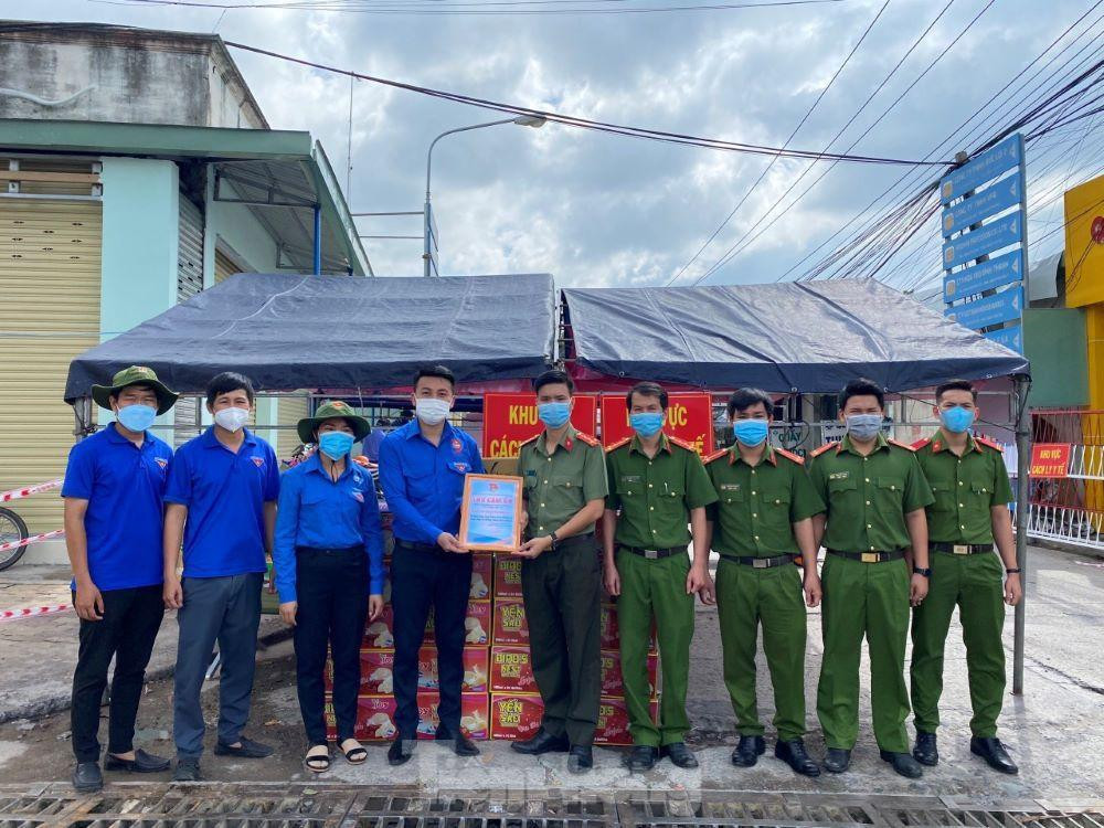 Đoàn thanh niên Công an tỉnh Bình Dương hỗ trợ nhu yếu phẩm tại các điểm cách ly Đoàn thanh niên Công an tỉnh Bình Dương hỗ trợ nhu yếu phẩm tại các điểm cách ly