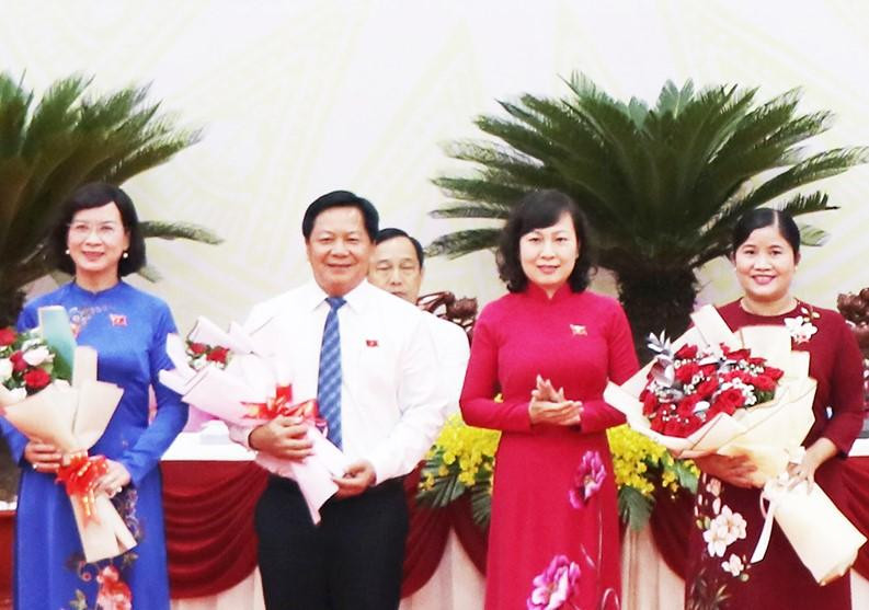 Bà Huỳnh Thị Hằng (áo dài đỏ giữa) và bà Trần Tuệ Hiền (ngoài cùng bìa phải) tái đắc cử Bà Huỳnh Thị Hằng (áo dài đỏ giữa) và bà Trần Tuệ Hiền (ngoài cùng bìa phải) tái đắc cử