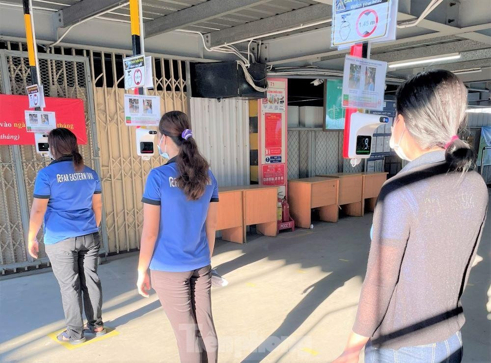 Máy tự động đo thân nhiệt tại Công ty Apparel Far Eastern