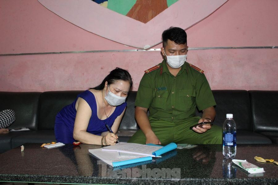 Lực lượng chức năng lập biên bản xử lý quán karaoke hoạt động lén lút