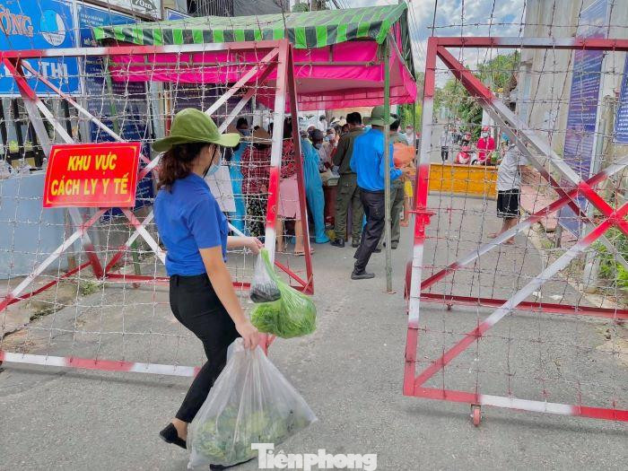 Lực lượng đoàn viên, thanh niên túc trực hỗ trợ người dân Lực lượng đoàn viên, thanh niên túc trực hỗ trợ người dân