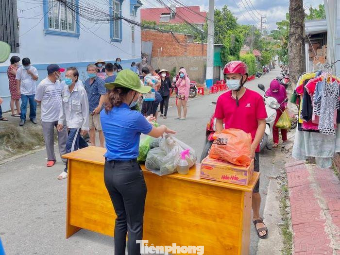 Phát thực phẩm cho người dân Phát thực phẩm cho người dân