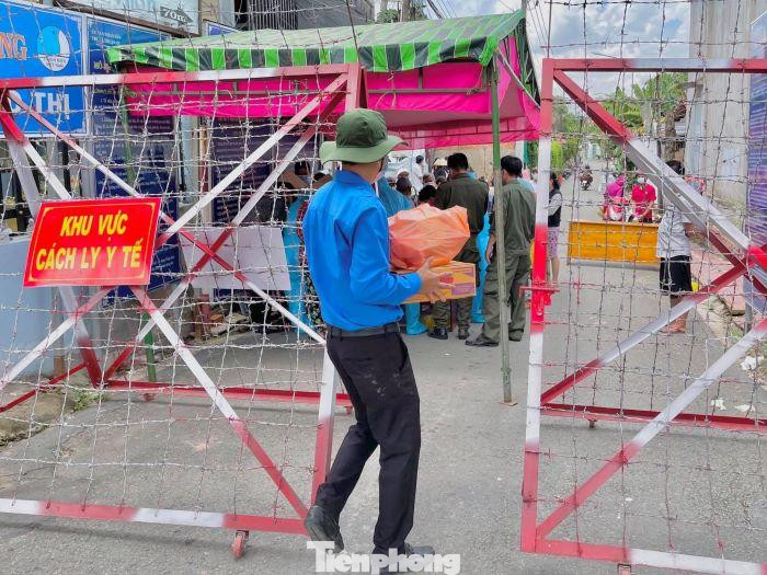 Mang nhu yếu phẩm đến hỗ trợ người dân khu cách ly y tế Mang nhu yếu phẩm đến hỗ trợ người dân khu cách ly y tế