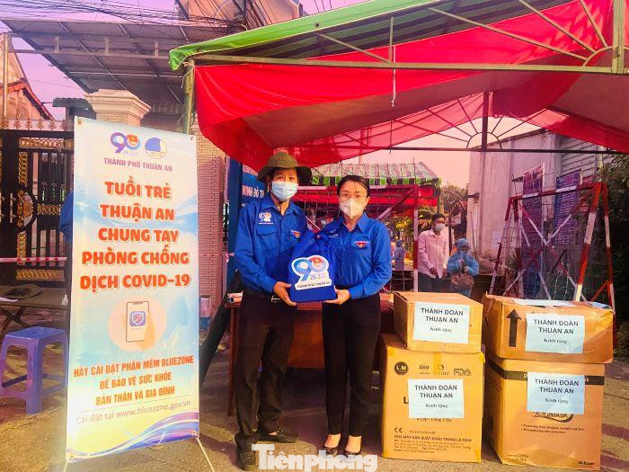 Chị Phạm Nguyễn Phương Thà - Bí thư Thành đoàn Thuận An trao tặng dụng cụ phòng, chống dịch tại khu vực cách ly y tế Chị Phạm Nguyễn Phương Thà - Bí thư Thành đoàn Thuận An trao tặng dụng cụ phòng, chống dịch tại khu vực cách ly y tế