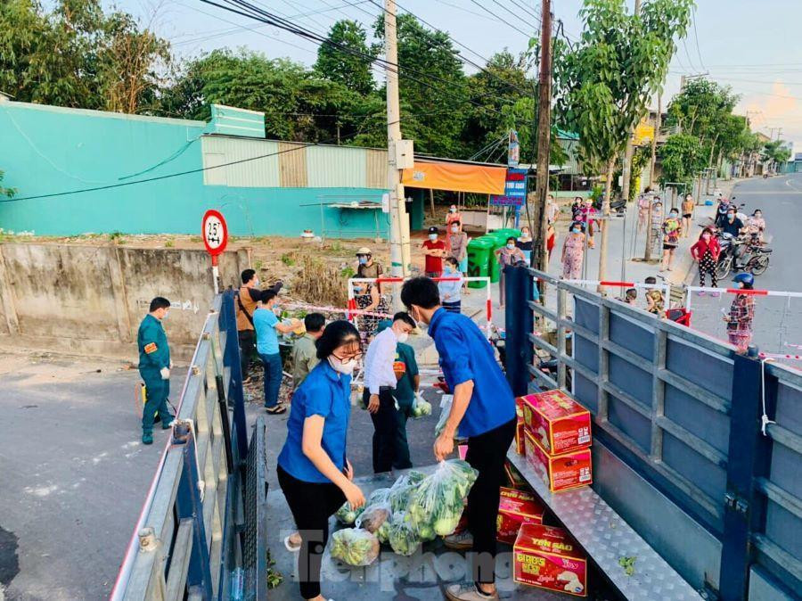 Tại các khu vực bị phong tỏa, tình nguyện viên tích cực hỗ trợ nhu yếu phẩm cho người dân bên trong Tại các khu vực bị phong tỏa, tình nguyện viên tích cực hỗ trợ nhu yếu phẩm cho người dân bên trong