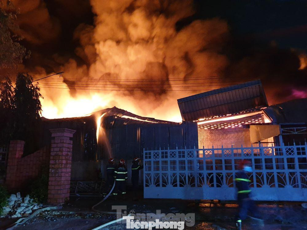 Lửa bao trùm nhà xưởng