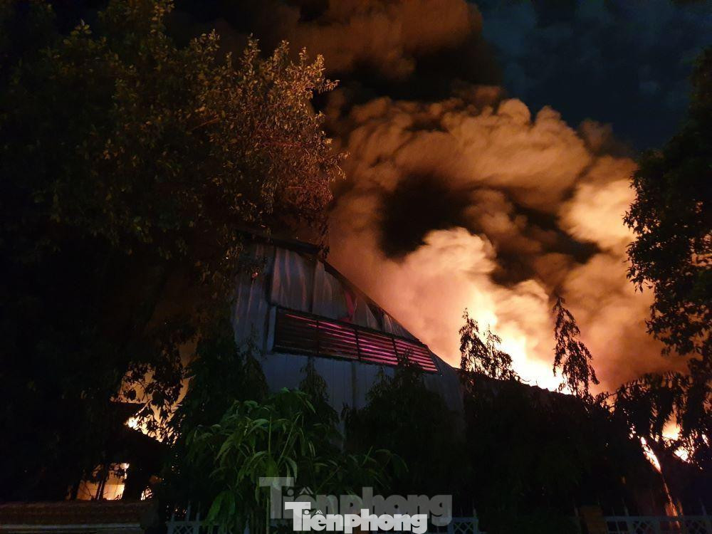 Khói cao hàng chục mét