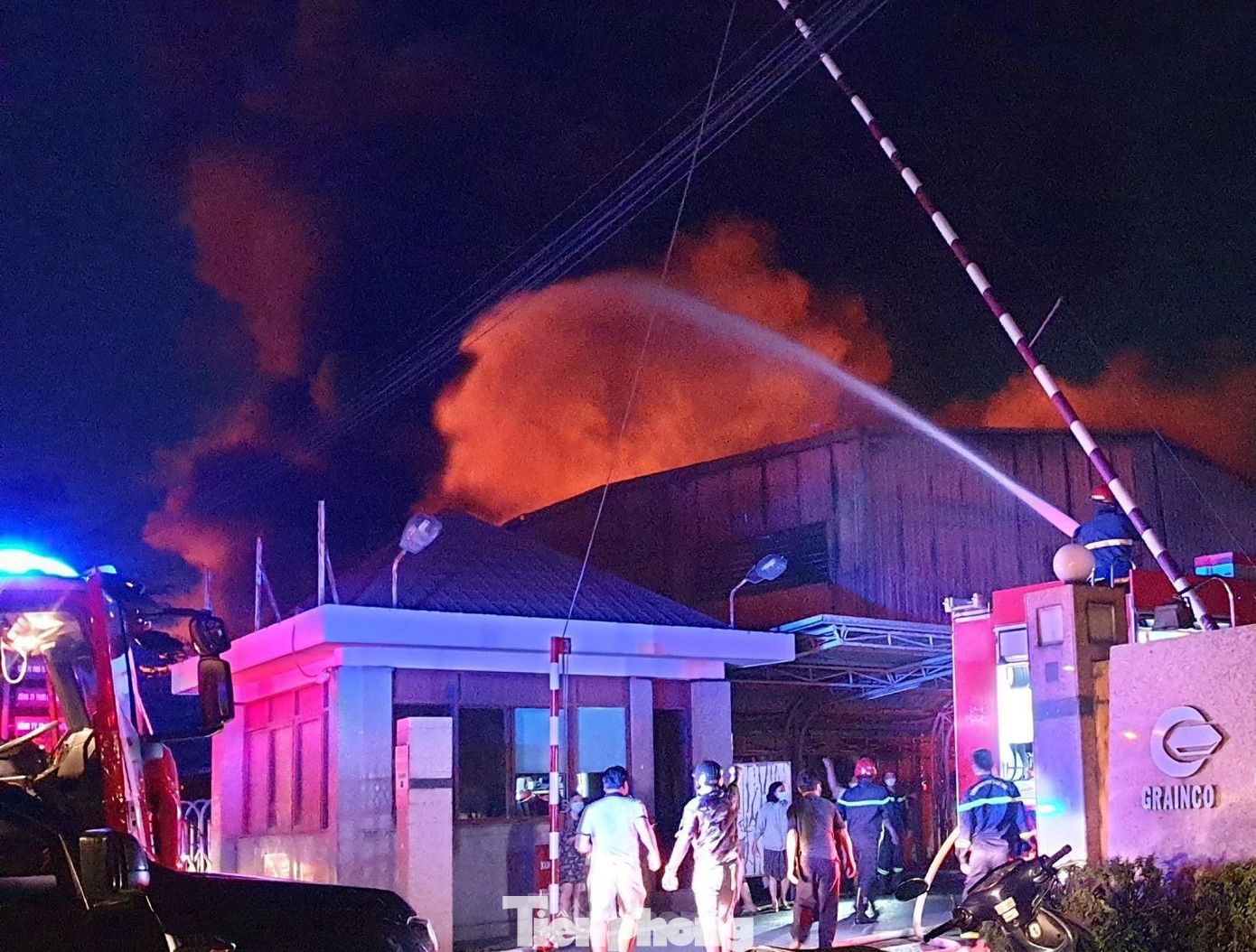 Lực lượng chức năng nỗ lực khống chế lửa