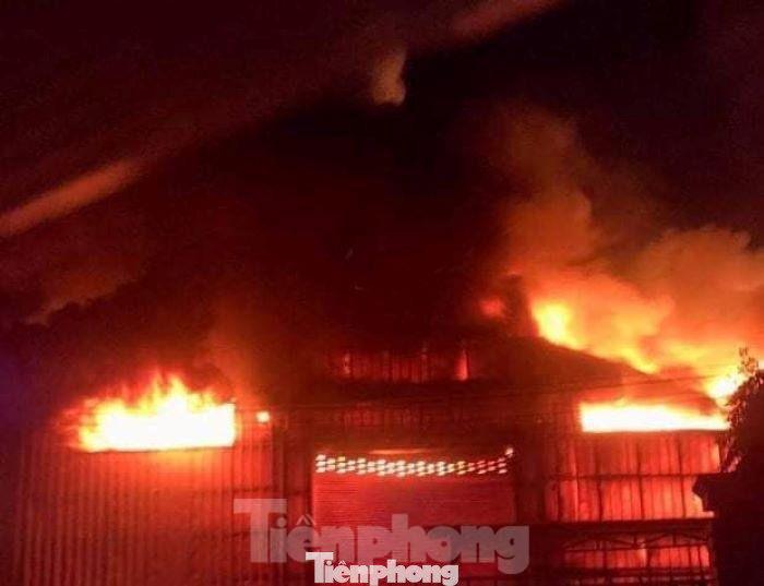 Khói, lửa mịch mù hiện trường