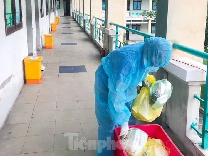 Tình nguyện viên mang thức ăn cho người dân đang cách ly ở TP Thuận An Tình nguyện viên mang thức ăn cho người dân đang cách ly ở TP Thuận An