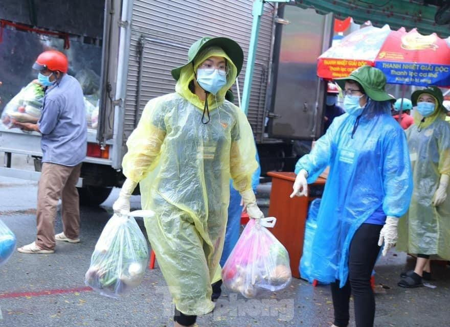 Tình nguyện viên mang thực phẩm phục vụ người dân trong khu cách ly Tình nguyện viên mang thực phẩm phục vụ người dân trong khu cách ly