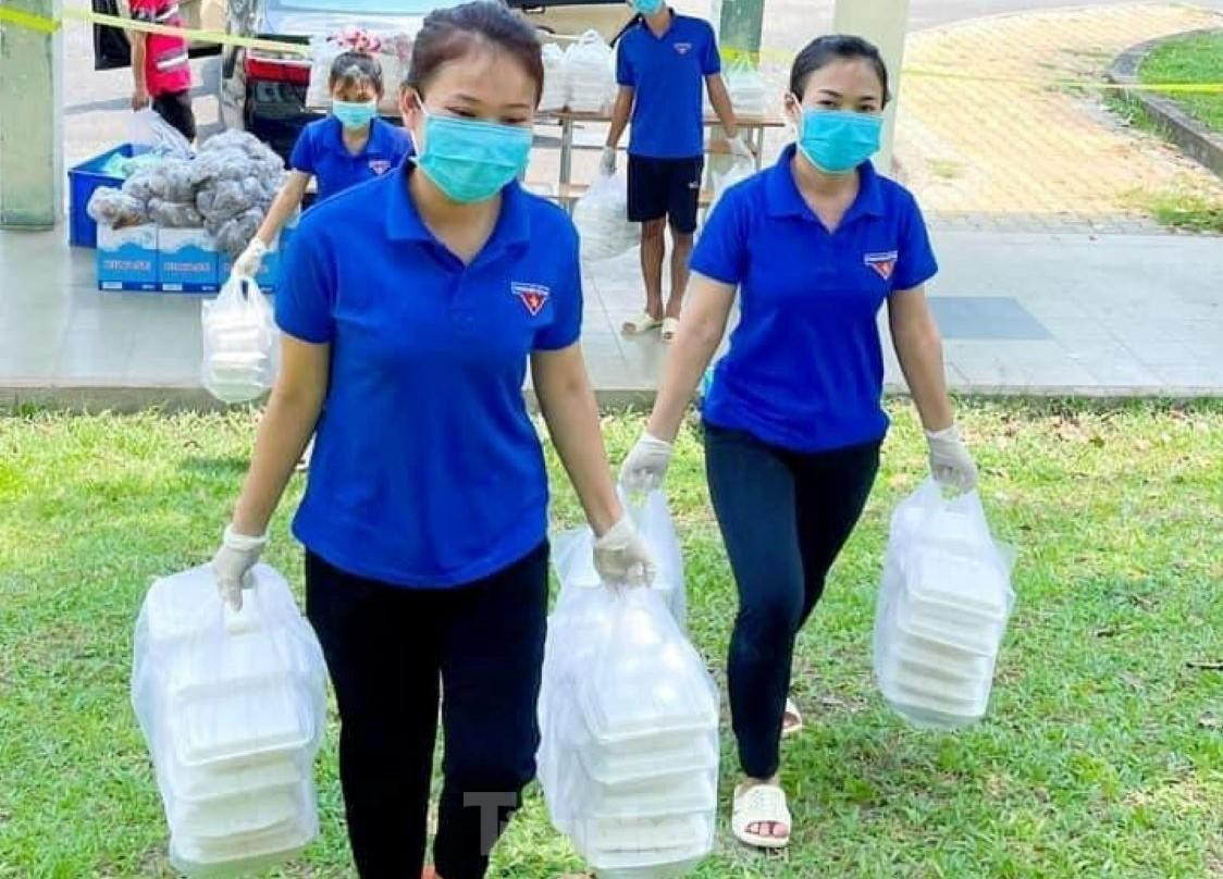 Những phần cơm được tình nguyện viên phục vụ người cách ly Những phần cơm được tình nguyện viên phục vụ người cách ly