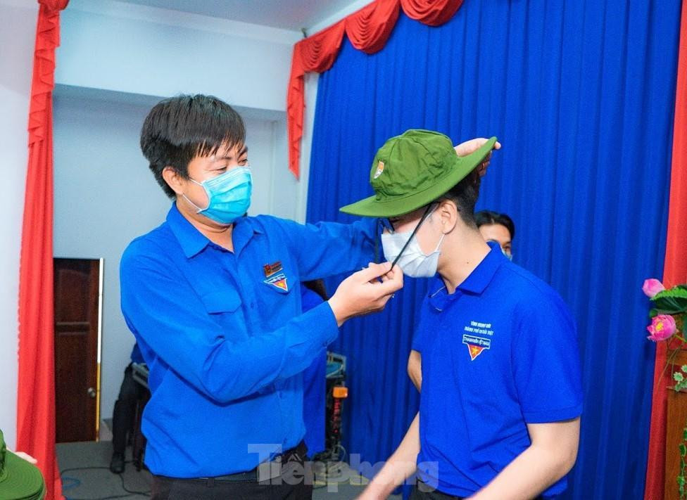 Anh Nguyễn Minh Tâm, Bí thư Thành đoàn TP Thủ Dầu Một (bìa trái) động viên tinh thần tình nguyện viên trước khi lên đường làm nhiệm vụ Anh Nguyễn Minh Tâm, Bí thư Thành đoàn TP Thủ Dầu Một (bìa trái) động viên tinh thần tình nguyện viên trước khi lên đường làm nhiệm vụ