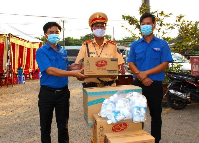 Bí thư Tỉnh đoàn Bình Phước Trần Quốc Duy (bìa trái) tặng vật dụng, nhu yếu phẩm cho lực lượng kiểm soát trên các tuyến đường Bí thư Tỉnh đoàn Bình Phước Trần Quốc Duy (bìa trái) tặng vật dụng, nhu yếu phẩm cho lực lượng kiểm soát trên các tuyến đường