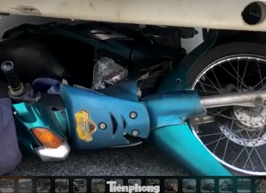 Chiếc xe máy bị cuốn vào gầm xe ben