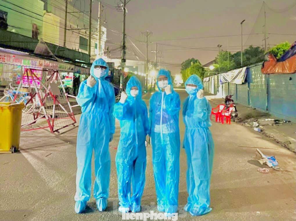 Tình nguyện viên thâu đêm hỗ trợ phòng, chống dịch Tình nguyện viên thâu đêm hỗ trợ phòng, chống dịch