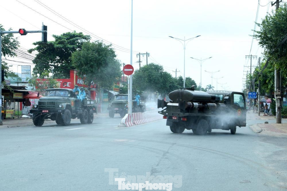 Bình Dương phun thuốc khử trùng các điểm có ca mắc COVID-19 Bình Dương phun thuốc khử trùng các điểm có ca mắc COVID-19