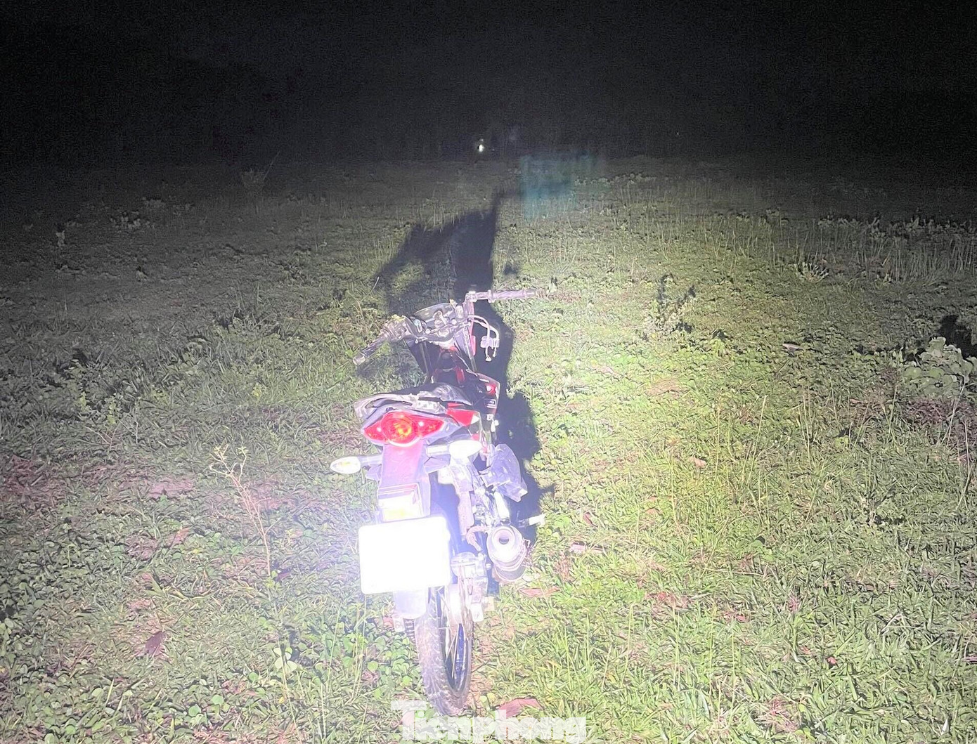 Xe máy bỏ chạy đến bãi đất trống