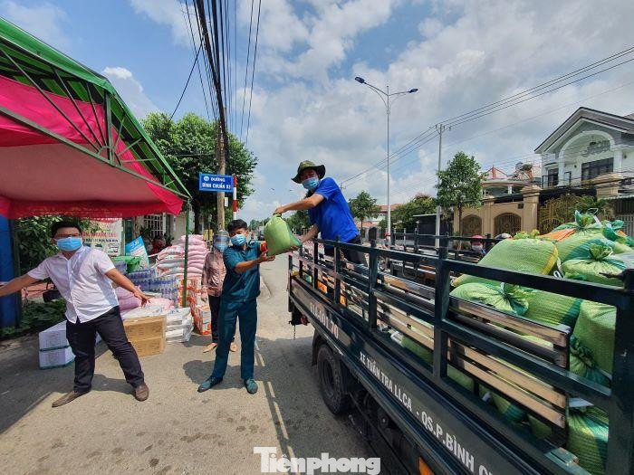 Những chuyến hàng được chuyển đến các điểm tập kết để tặng người dân Những chuyến hàng được chuyển đến các điểm tập kết để tặng người dân