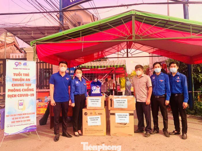 Thành đoàn Thuận An hỗ trợ vật dụng tại các điểm phong tỏa Thành đoàn Thuận An hỗ trợ vật dụng tại các điểm phong tỏa