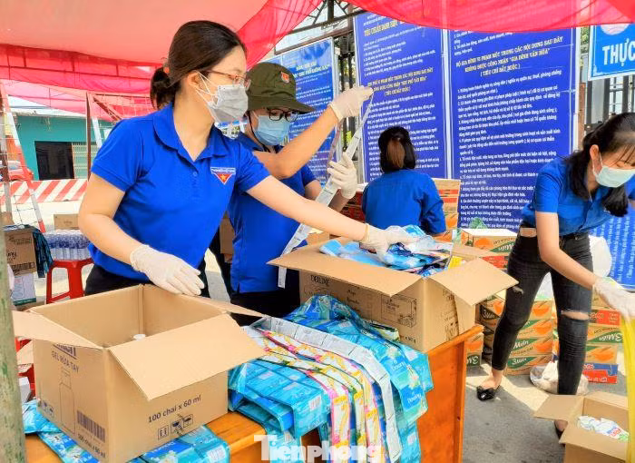 Tất cả vật dụng thiếu yếu đều được tặng miễn phí cho người dân khu vực phong tỏa