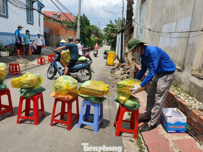 Những phần nhu yếu phẩm được chuẩn bị từng phần chờ sẵn cho người dân đến lấy Những phần nhu yếu phẩm được chuẩn bị từng phần chờ sẵn cho người dân đến lấy
