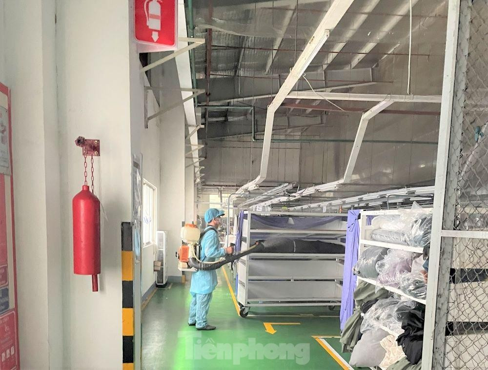 Trước và sau giờ làm, nhà xưởng được phun khử trùng