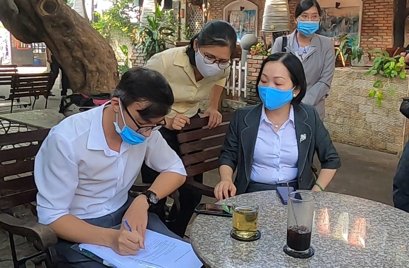 Lãnh đạo TP Thủ Dầu Một lập biên bản xử lý quán Lãnh đạo TP Thủ Dầu Một lập biên bản xử lý quán