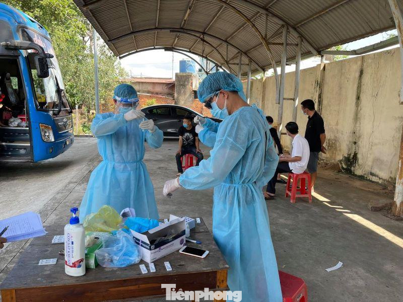 Bình Dương test nhanh người về từ ngoài tỉnh Bình Dương test nhanh người về từ ngoài tỉnh