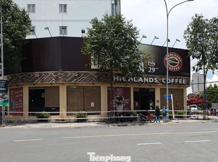 Phong tỏa quán cà phê liên quan đến ca nghi mắc COVID-19