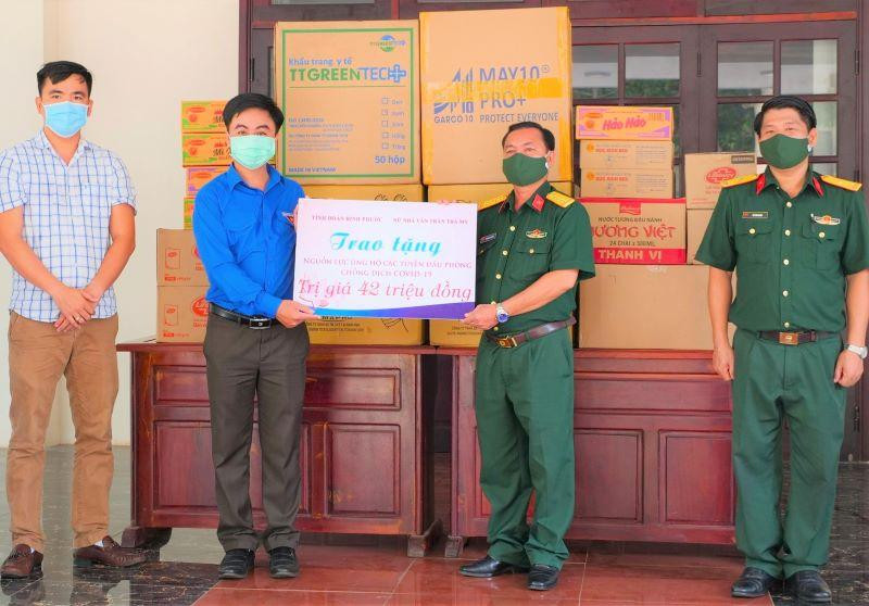 Bí thư Tỉnh đoàn Bình Phước Trần Quốc Duy tặng hỗ trợ lực lượng quân sự để phòng, chống dịch Bí thư Tỉnh đoàn Bình Phước Trần Quốc Duy tặng hỗ trợ lực lượng quân sự để phòng, chống dịch