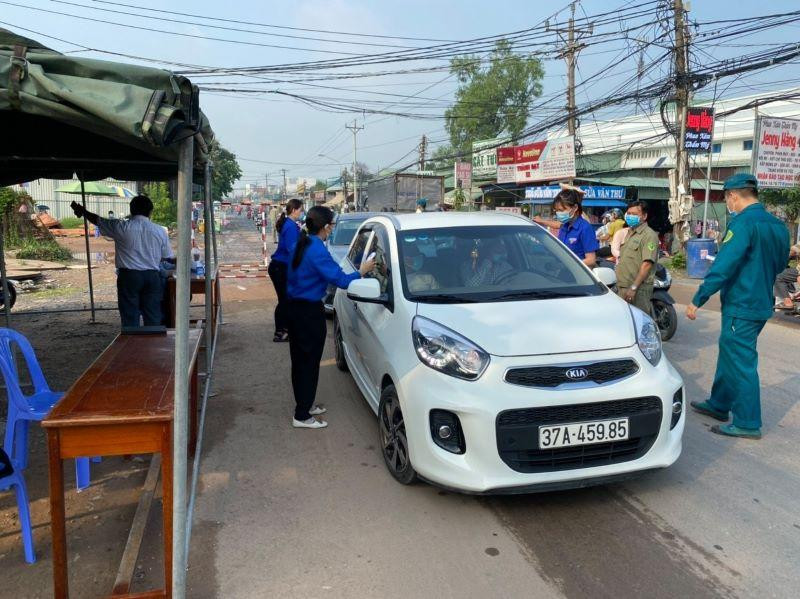 Lực lượng đoàn viên, thanh niên Bình Dương hỗ trợ các đơn vị kiểm soát ở chốt Lực lượng đoàn viên, thanh niên Bình Dương hỗ trợ các đơn vị kiểm soát ở chốt