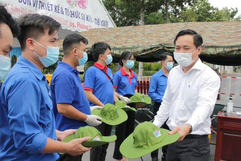 Anh Trần Bảo Lâm, Phó Bí thư Thường trực Tỉnh đoàn Bình Dương thăm, động viên đoàn viên thanh niên tham gia hỗ trợ tại các chốt phòng dịch Anh Trần Bảo Lâm, Phó Bí thư Thường trực Tỉnh đoàn Bình Dương thăm, động viên đoàn viên thanh niên tham gia hỗ trợ tại các chốt phòng dịch
