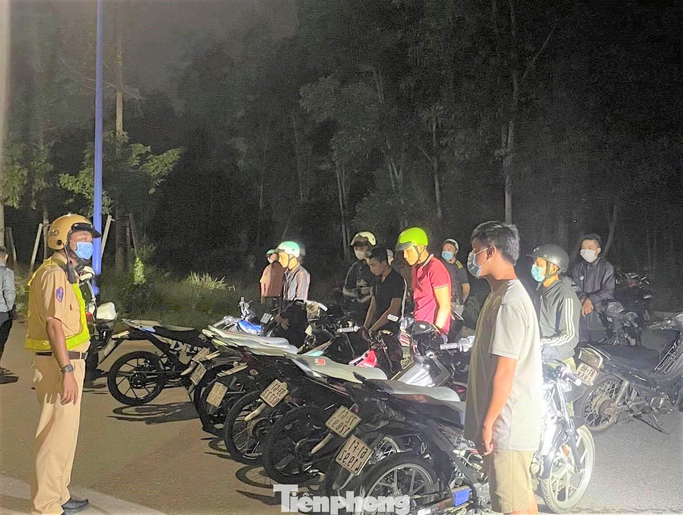 Nhiều xe máy độ trái quy định