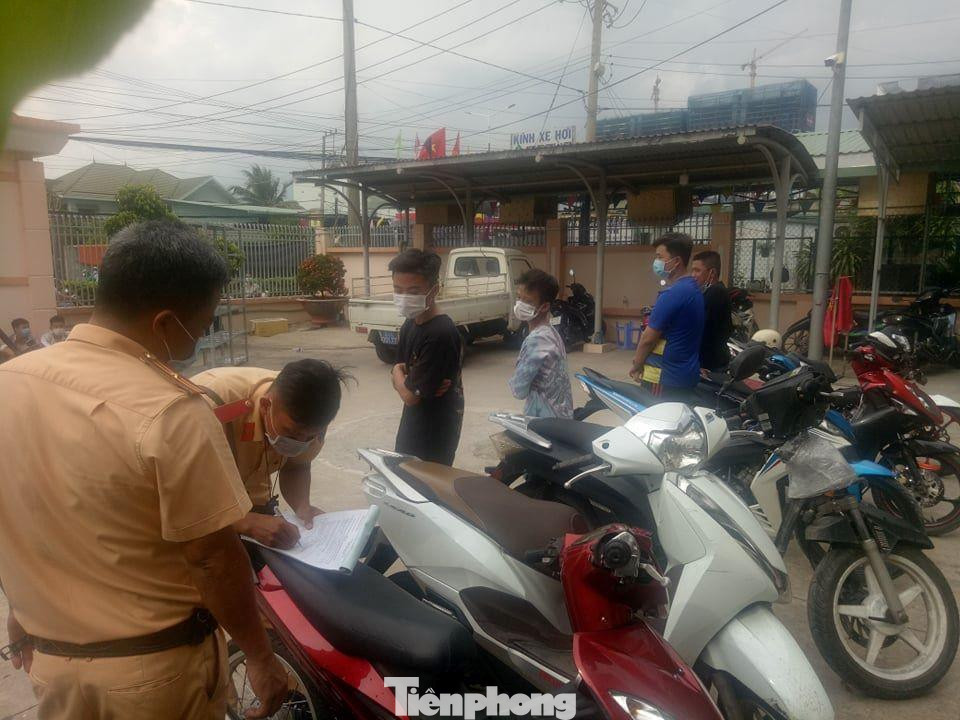 CSGT lập biên bản xử lý các phương tiện