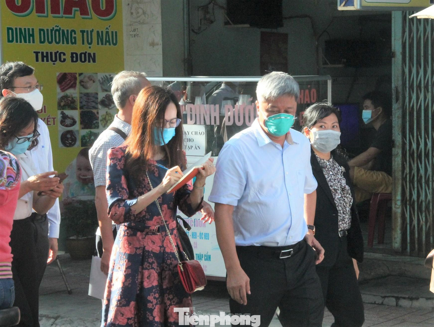 Thứ trưởng Bộ Y tế Nguyễn Trường Sơn kiểm tra khu nhà trọ ở Bình Dương