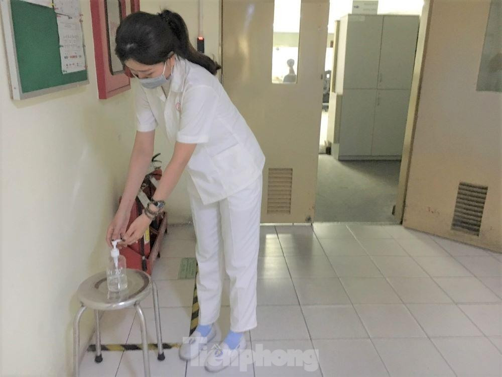 Trước cửa ra vào công ty đều trang bị dung dịch rửa tay thường xuyên