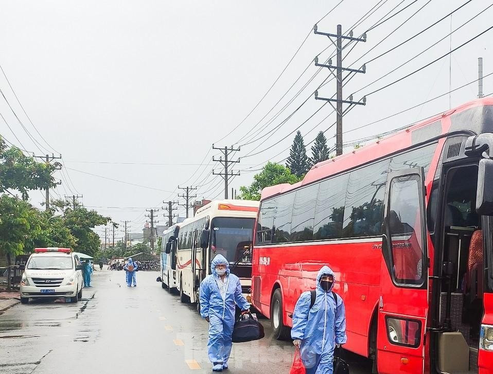 Di chuyển người trong công ty Tico đi cách ly tập trung