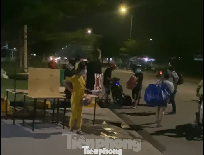 Công nhân ra về sau gần 2 ngày ở lại công ty