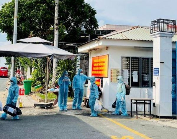 Ngành y tế đưa những người liên quan tại các công ty đi cách ly tập trung Ngành y tế đưa những người liên quan tại các công ty đi cách ly tập trung