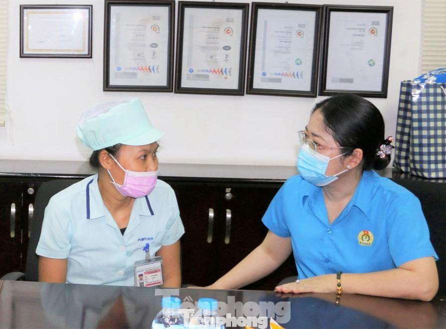 Bà Nguyễn Kim Loan - Chủ tịch Liên đoàn Lao động tỉnh Bình Dương động viên công nhân vượt qua khó khăn Bà Nguyễn Kim Loan - Chủ tịch Liên đoàn Lao động tỉnh Bình Dương động viên công nhân vượt qua khó khăn