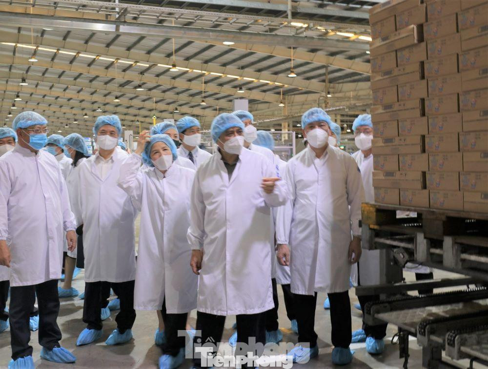 Thủ tướng Chính phủ Phạm Minh Chính kiểm tra tại một công ty trên địa bàn Bình Dương trưa nay (27/6)