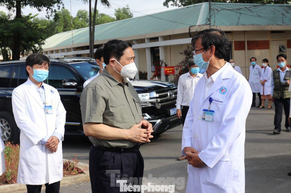 Trong chuyến công tác tại Bình Dương, Thủ tướng Phạm Minh Chính gợi ý địa phương có thể áp dụng cách ly F1 tại nhà vừa giảm áp lực khu cách ly vừa tránh lây chéo