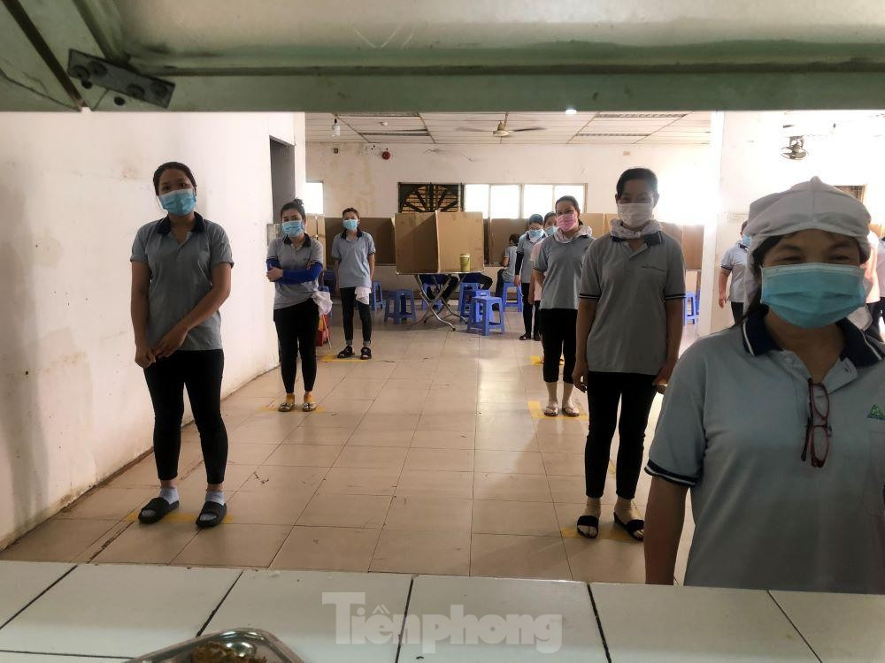 Công nhân xếp hàng theo thứ tự nhận phần ăn