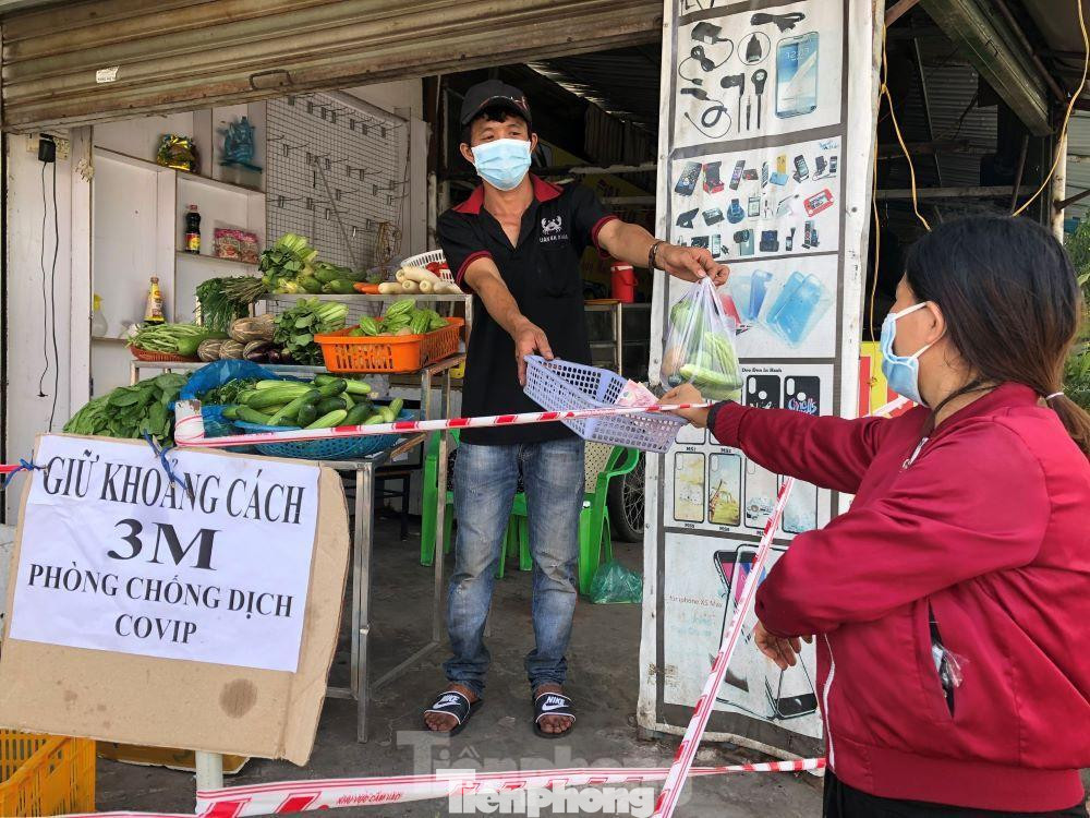 Theo lãnh đạo tỉnh Bình Dương, các điểm bán hàng thiết yếu chỉ cần tuân thủ quy định phòng, chống dịch, giữ khoảng cách an toàn vẫn hoạt động bình thường