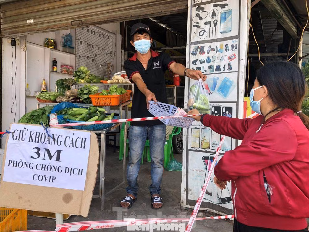 Theo lãnh đạo tỉnh Bình Dương, các điểm bán hàng thiết yếu chỉ cần tuân thủ quy định phòng, chống dịch, giữ khoảng cách an toàn vẫn hoạt động bình thường