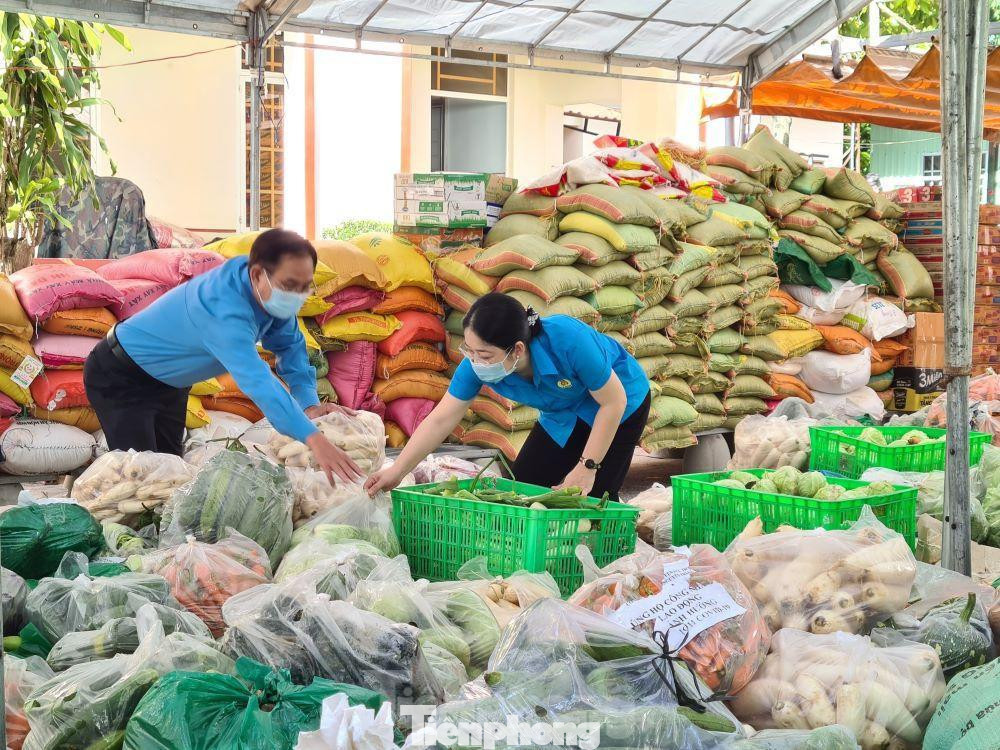 Hàng chục tấn hàng hóa được phân ra từng phần để phát cho người dân khu vực phong tỏa Hàng chục tấn hàng hóa được phân ra từng phần để phát cho người dân khu vực phong tỏa