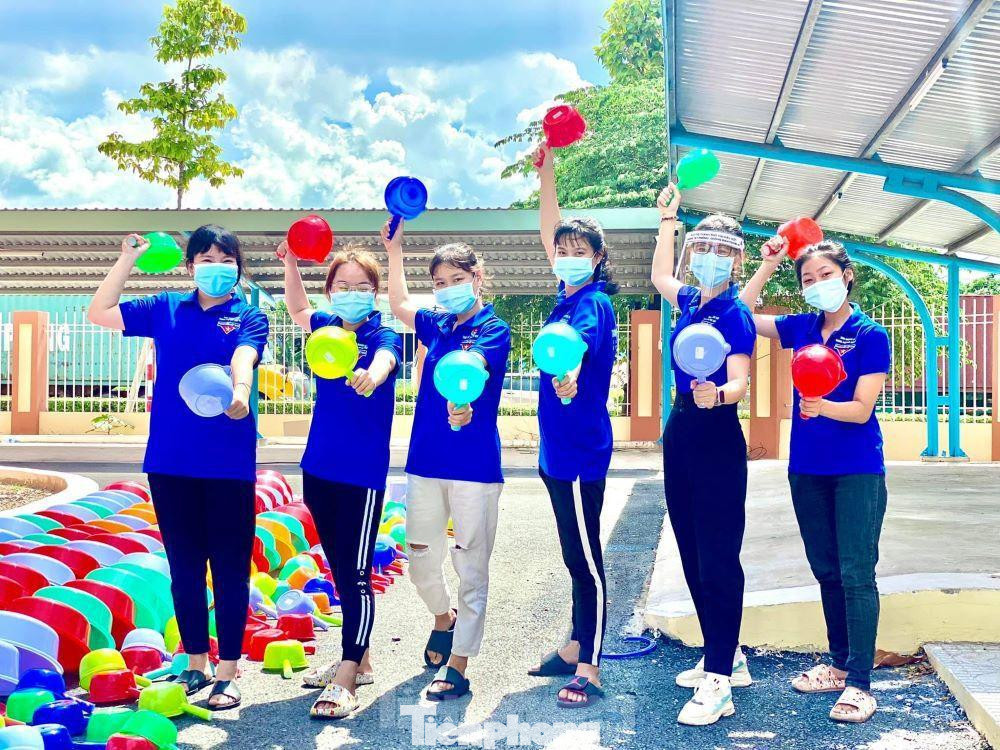 Tình nguyện viên phục vụ trong khu cách ly dù rất vất vả họ vẫn luôn vui vẻ Tình nguyện viên phục vụ trong khu cách ly dù rất vất vả họ vẫn luôn vui vẻ