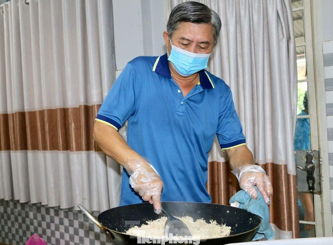 Không phân biệt tuổi tác, chức vụ, mọi người đều chung tay hỗ trợ người dân Không phân biệt tuổi tác, chức vụ, mọi người đều chung tay hỗ trợ người dân